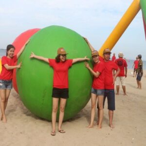 Team building vui nhộn cũng bóng khổng lồ bơm hơi